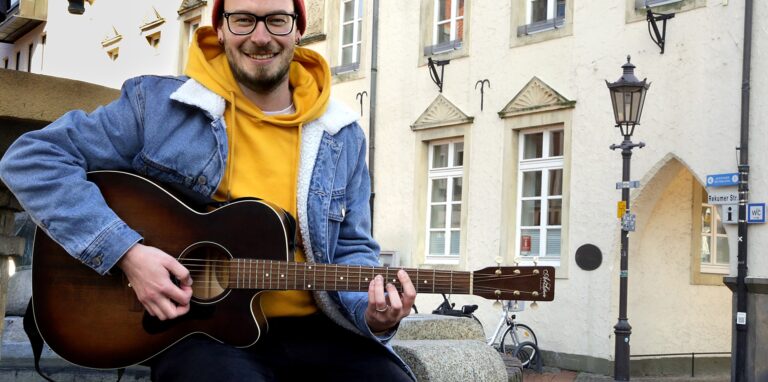 Philipp Artmann startet mit seiner Single “So einfach“ als Musiker neu durch.