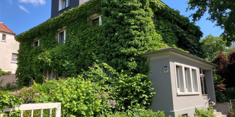 Am Gartenweg unweit des Bladenhoster Waldfriedhofes liegt dieses Haus, das gerade verkauft wird.