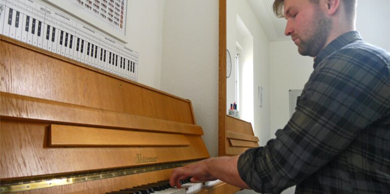 Pianist und Sänger Ihor Tymoshenko flüchtete aus der Ukraine und unterrichtet jetzt an der Musikschule Herten.