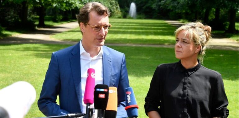 NRW-Ministerpräsident Hendrik Wüst und Grünen-Landeschefin Mona Neubaur verhandeln über eine Koalition.