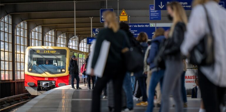 Zahlreiche Fahrgäste warten auf einem Bahnsteig am Bahnhof Zoologischer Garten auf eine einfahrende S-Bahn der Linie S3. Seit dem 1. Juni gilt im bundesweiten Nahverkehr das 9-Euro-Ticket.