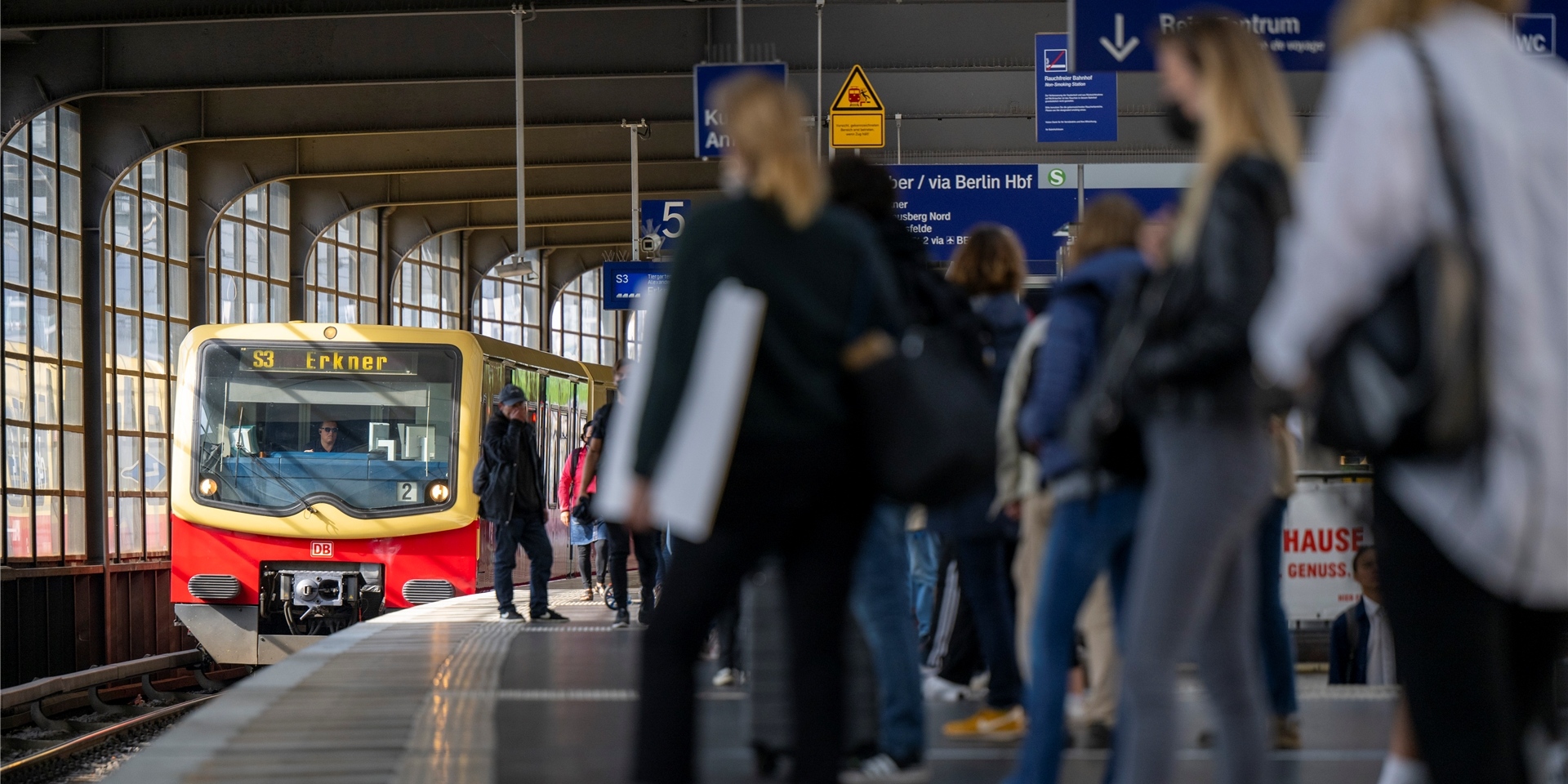 Zahlreiche Fahrgäste warten auf einem Bahnsteig am Bahnhof Zoologischer Garten auf eine einfahrende S-Bahn der Linie S3. Seit dem 1. Juni gilt im bundesweiten Nahverkehr das 9-Euro-Ticket.