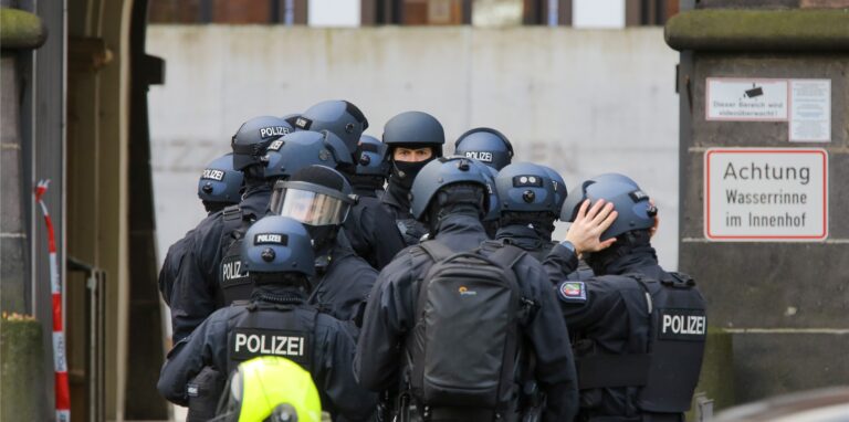 Einsatzkräfte sichern ein Gebäude. (Symbolbild)