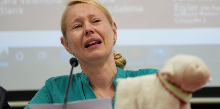Anne Maja Reiniger-Egler aus Deutschland spricht über ihre vermisste 10-jährige Tochter Clara Magdalena Egler während einer Pressekonferenz in der Generalstaatsanwaltschaft. In einem Fall von mutmaßlicher Kindesentziehung fahndet die Staatsanwaltschaft in Paraguay nach zwei deutschen Mädchen. Die Kinder im Alter von zehn und elf Jahren seien im November vergangenen Jahres in das südamerikanische Land gebracht worden, ohne dass jeweils eine Genehmigung der getrennt lebenden Elternteile vorgelegen