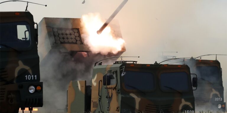 Der südkoreanische Mehrfachraketenwerfer „Cheonmu“ feuert am 04.04.2017 in Geseong (Südkorea) bei einer Trainingseinheit eine Rakete. 