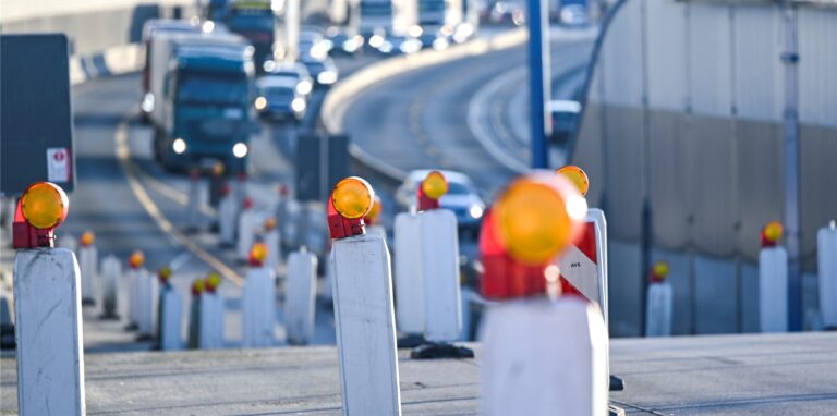 Fahrzeuge passieren die Warnschilder einer Autobahnbaustelle an der Auffahrt zu A7 in Hamburg Stellingen. Trotz Corona-Ruhe ist auf Autobahnen ein schnelleres Bauen nicht möglich. +++ dpa-Bildfunk +++