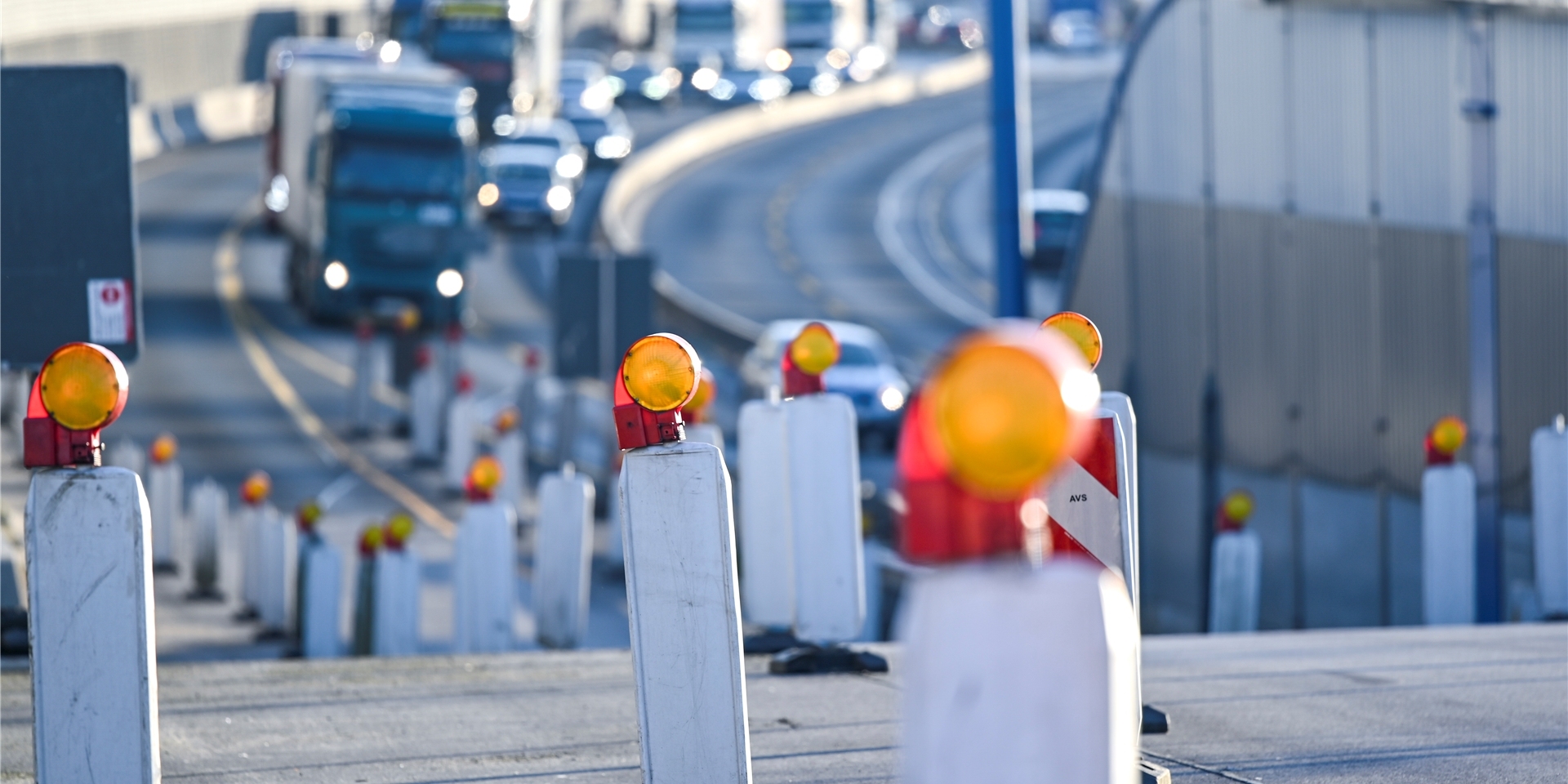 Fahrzeuge passieren die Warnschilder einer Autobahnbaustelle an der Auffahrt zu A7 in Hamburg Stellingen. Trotz Corona-Ruhe ist auf Autobahnen ein schnelleres Bauen nicht möglich. +++ dpa-Bildfunk +++
