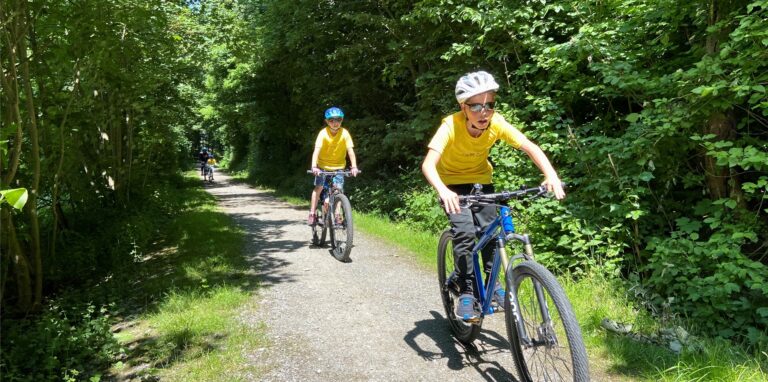 Grundschüler in gelben Trikots fahren auf der Halde in Oer-Erkenschwick Mountainbike. Die Mountainbike-AG Stimberg-Flöhe der Ewaldschule bereitet sich auf die NRW-Schulmeisterschaft am 11. Juni 2022 in Herten vor.