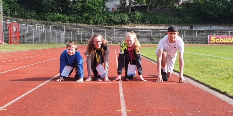 Tyran, Antonina, Mia und Mohammed Ali (v.l.) stehen auf der Tartanbahn im Oer-Erkenschwicker Stimbergstadion in den Startlöchern. Sie machen beim Sponsorenlauf der Martin-Luther-King-Schule mit.