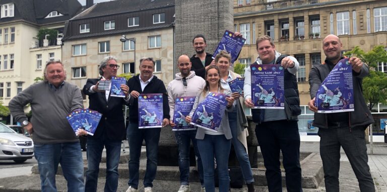 Sieben Gastronomien beteiligen sich an „Castrop kocht über“. Sie stellten jetzt Programm und Plakate für das kulinarische Stadtfest vor. Größere Plakate wird es nicht geben: Nach den Wahlen, so erzählt Bubi Leuthold (l.), gab es dafür Lieferschwierigkeiten.