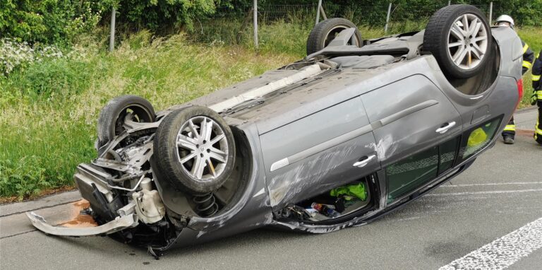 Ein Auto krachte auf der A 31 in die Mittelschutzplanke und überschlug sich.