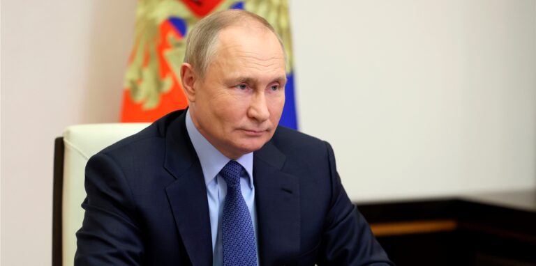 Das von der staatlichen russischen Nachrichtenagentur Sputnik über AP veröffentlichte Foto zeigt Wladimir Putin während einer Videokonferenz.