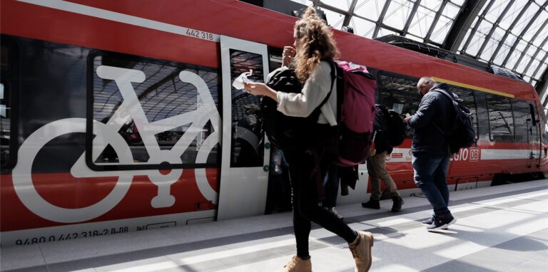 Fahrgäste gehen zu einem Regio-Zug am Berliner Hauptbahnhof.