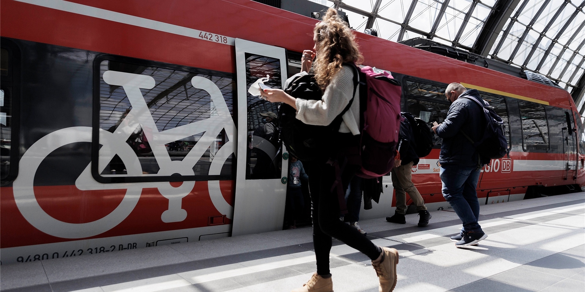 Fahrgäste gehen zu einem Regio-Zug am Berliner Hauptbahnhof.