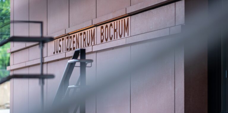 Ein Millionär muss sich vor dem Landgericht in Bochum wegen Steuerhinterziehung verantworten.