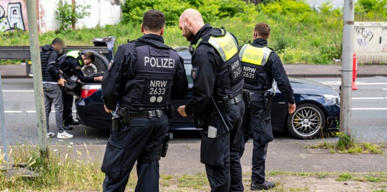 Zoll und Bundespolizei kontrollieren mit Hilfe niederländischer Beamte rund um das Duisburger Rotlichtviertel Fahrzeuge. Polizei, Zoll und Stadt haben in Duisburg am Mittwoch an mehreren Stellen Großkontrollen gegen Clankriminalität durchgeführt.