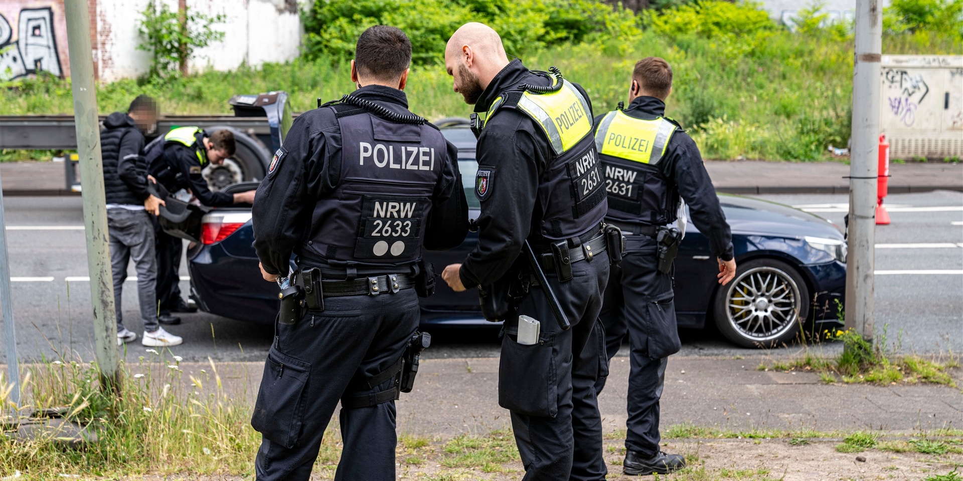 Zoll und Bundespolizei kontrollieren mit Hilfe niederländischer Beamte rund um das Duisburger Rotlichtviertel Fahrzeuge. Polizei, Zoll und Stadt haben in Duisburg am Mittwoch an mehreren Stellen Großkontrollen gegen Clankriminalität durchgeführt.