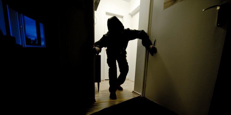 Auf einer Überwachungskamera hat ein Halterner drei Einbrecher in seiner Wohnung entdeckt (Symbolfoto).