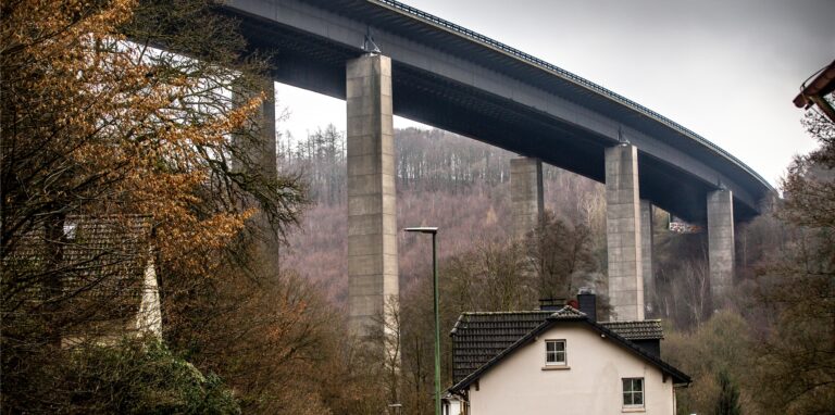 Die marode Talbrücke Rahmede auf der Autobahn 45 bei Lüdenscheid. Der Verkehrsausschuss des nordrhein-westfälischen Landtags befasst sich nun mit dem Desaster um die Brücke.