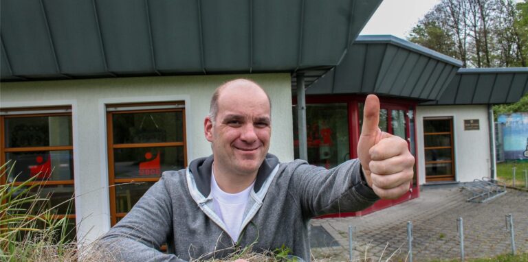 Jugendtreff-Leiter Carsten Wach steht vor seinem Jugendtreff in Oer-Erkenschwick