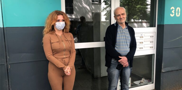 Weil sie nicht anders weiterkamen, riefen Alexander Nabkhin und seine Pflegerin Polina Lesina den Mieterverein und die Medien zur Hilfe.