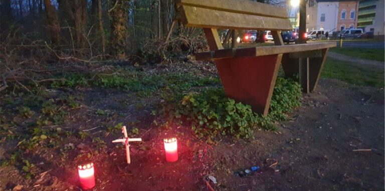 Kerzen stehen an der Stelle, an der ein toter Säugling in einem Mülleimer gefunden worden war.
