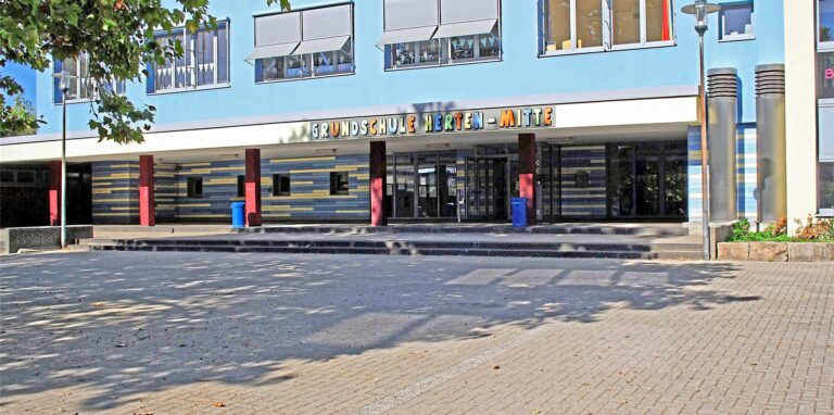 Vor der Grundschule Herten-Mitte war der angeklagte Querdenker mit einem großen Schild aufgetaucht und soll Kinder und Lehrer massiv bedrängt haben.