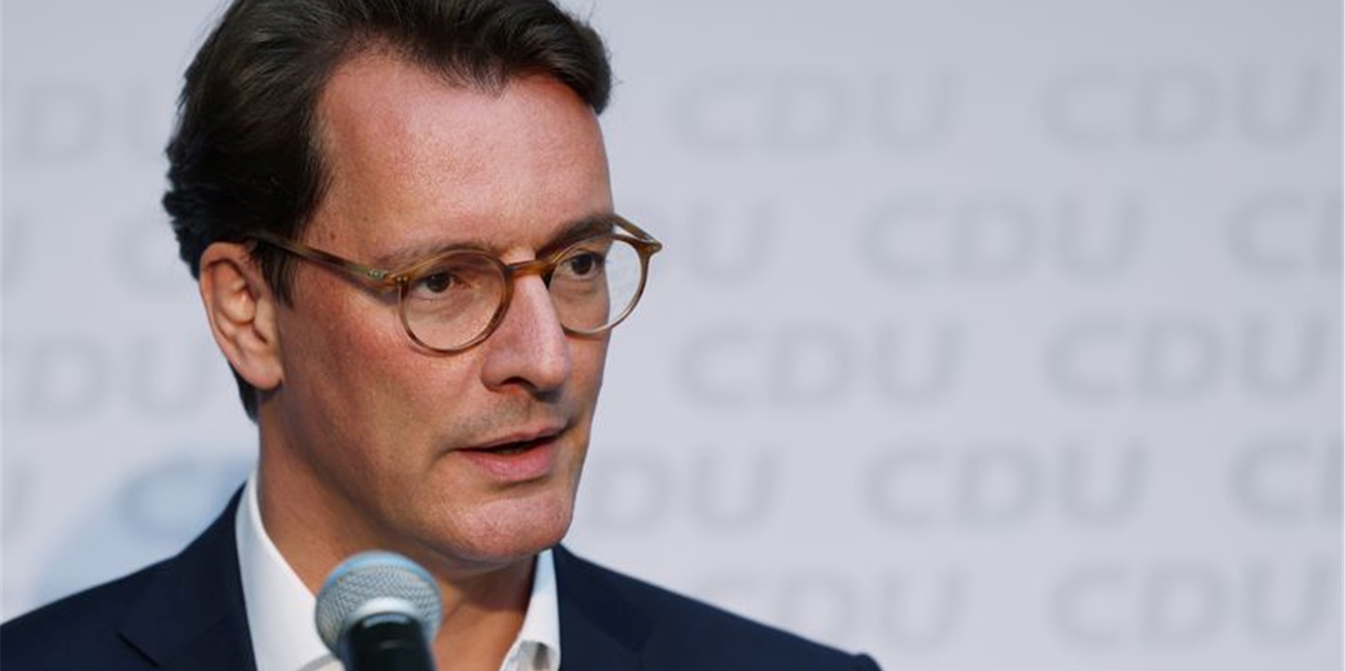 Hendrik Wüst bei einer Pressekonferenz.
