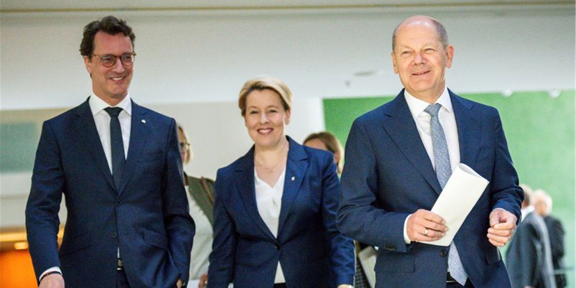 Bundeskanzler Olaf Scholz (SPD) kommt neben Hendrik Wüst (CDU), Ministerpräsident von Nordrhein-Westfalen, sowie Franziska Giffey (SPD), Regierende Bürgermeisterin von Berlin, zur Pressekonferenz nach der Ministerpräsidentenkonferenz.