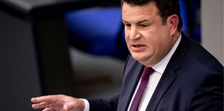 Bundesarbeitsminister Hubertus Heil (SPD) spricht zum Tagesordnungspunkt «Mindestlohn – geringfügige Beschäftigung» im Bundestag.