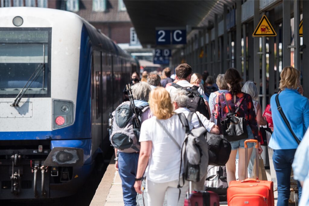 Reisende gehen auf Sylt im Bahnhof Westerland an einem Zug der Deutschen Bahn entlang. Die Nordseeinsel ist eines der Reiseziele, die unsere Leser mit dem 9-Euro-Ticket ansteuern wollen. Reisende gehen auf Sylt im Bahnhof Westerland an einem Zug der Deutschen Bahn entlang. Die Nordseeinsel ist eines der Reiseziele, die unsere Leser mit dem 9-Euro-Ticket ansteuern wollen.