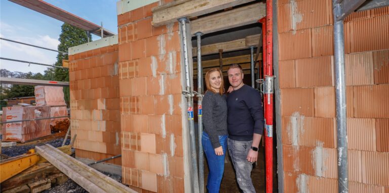 Die Hausbauer Lisa König und Chris Kremer freuen sich über jeden Baufortschritt auf ihrem Grundstück an der Heitkampstraße in Dortmund-Brechten. Wenn der Rohbau fertig ist, können die Hausanschlüsse folgen. Darum kümmern sie sich gerade.