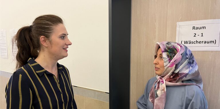 Havva Kalayci führte die ukrainische Generalkonsulin Iryna Shum durch das ehemalige Schülerinnenwohnheim des ZBI an der Feldstraße, das jetzt vorübergehende Wohnstätte für geflüchtete Familien aus dem osteuropäischen Land ist.