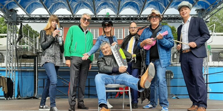 Stellten das Programm von „Bühne raus“ vor: (v.l.) Hannah Jesiek (WLT), Dr. Peter Lucke (Sparkasse), Marlen Kempf (Parkbad Süd), Martin Zill (Sparkasse), Ralf Ebeling (Intendant WLT), Dirk van Buer (Sparkasse) und vorne Günter Wohlfarth (Geschäftsführender Direktor WLT).