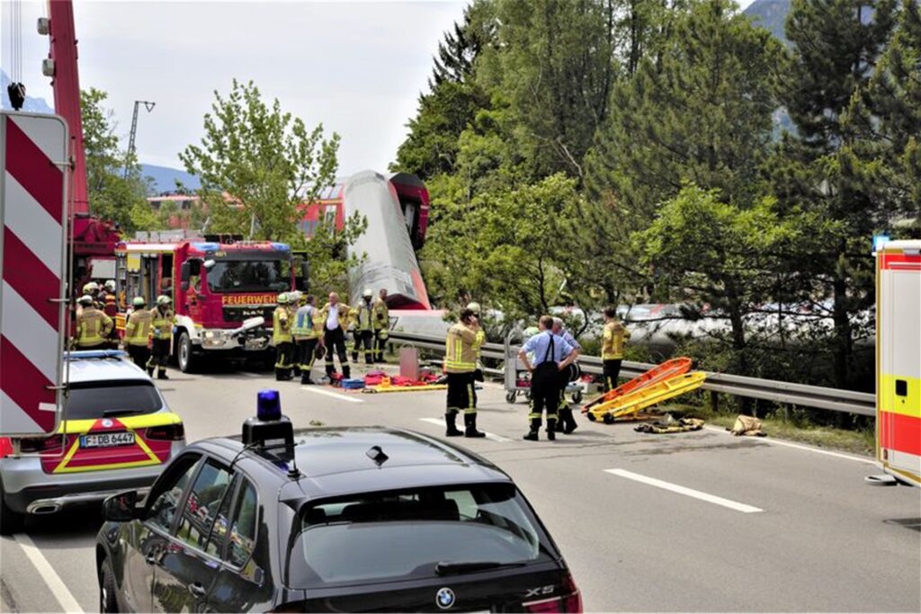 Bei dem Zugunglück sind drei Waggons umgekippt.