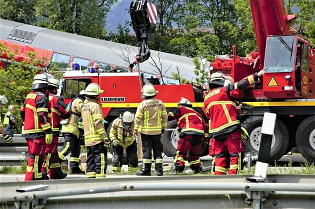 Zahlreiche Einsatz- und Rettungskräfte sind nach einem schweren Zugunglück im Einsatz.