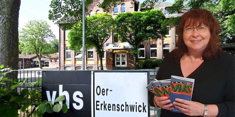 Die Bildmontage zeigt die Oer-Erkenschicker VHS-Leiterin und das Gebäude der Volkshochschule. Das Programm für das Herbstsemester steht fest.