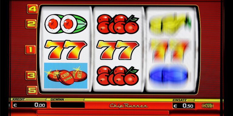Ansicht eins Glücksspiel-Automaten mit sich drehenden Symbolen