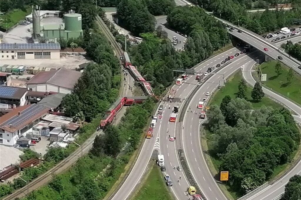 Zahlreiche Einsatz- und Rettungskräfte sind nach einem schweren Zugunglück im Einsatz (Luftaufnahme aus einem Rettungshubschrauber).