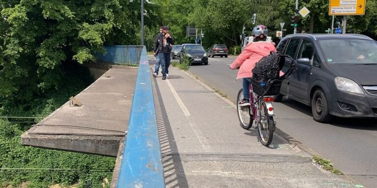 Auf der Feldstraßenbrücke finden nach Pfingsten Sicherungsarbeiten statt. Im Zuge dessen werden Beton-Elemente aufgestellt, die den westlichen Geh- und Radweg dauerhaft auf 130 Zentimeter verengen.