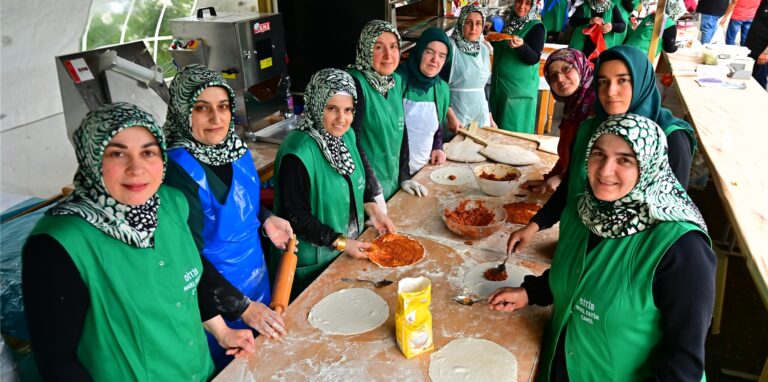 Die Frauengruppe der DITIB-Gemeinde an der Fatih-Moschee in Marl-Hamm ist an allen Tagen im Einsatz, um mit Lahmacum und anderen Spezialitäten für das leibliche Wohl der Gäste zu sorgen.