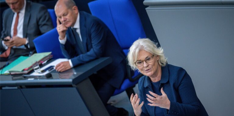 Christine Lambrecht (SPD), Verteidigungsministerin, spricht im Plenarsaal im Bundestag.