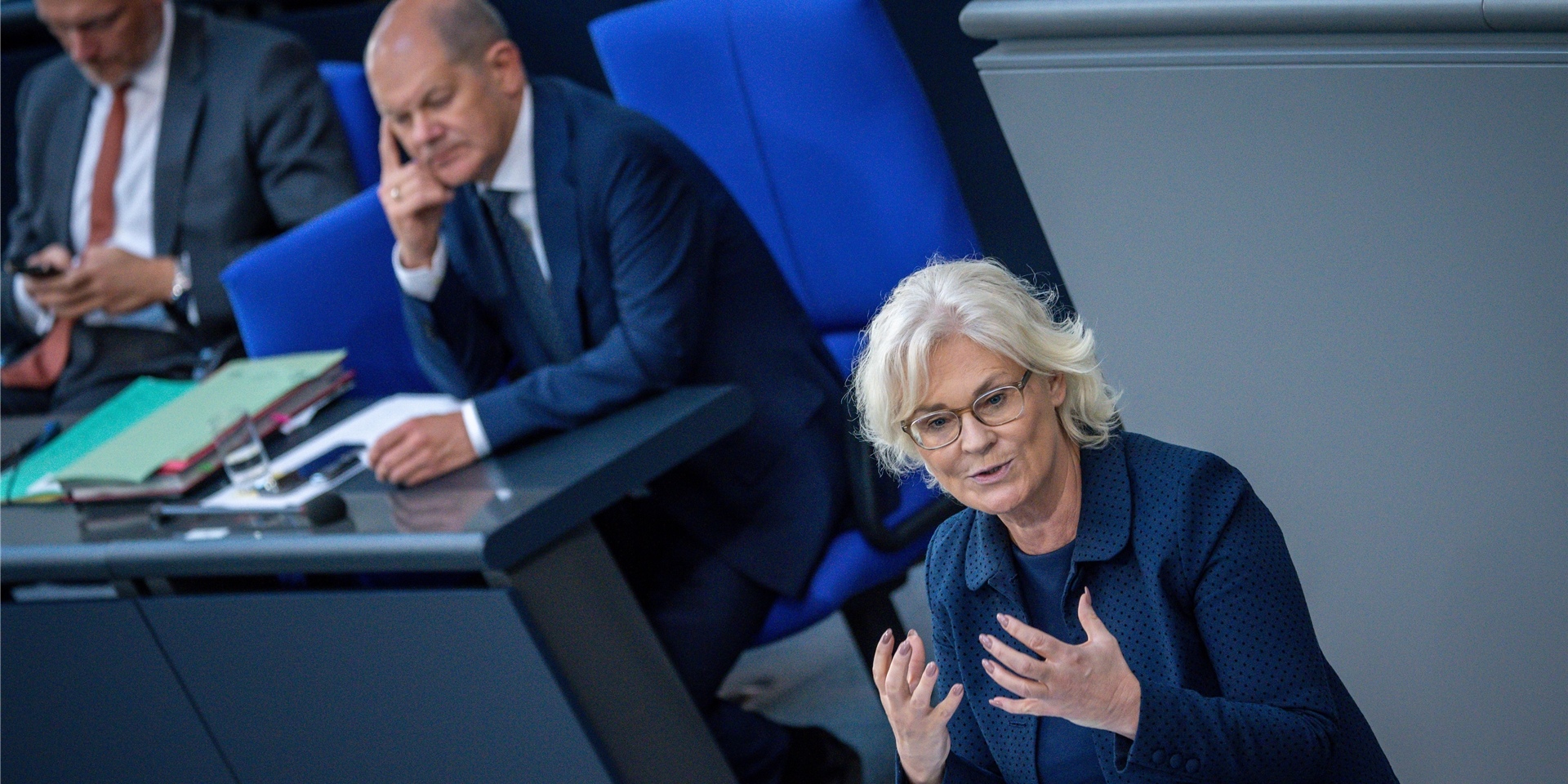Christine Lambrecht (SPD), Verteidigungsministerin, spricht im Plenarsaal im Bundestag.