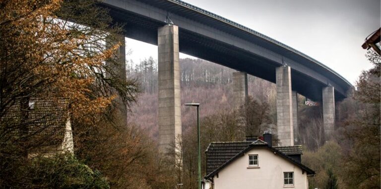 Die marode Talbrücke Rahmede auf der Autobahn 45 bei Lüdenscheid.
