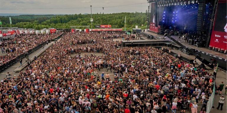 Fans stehen bei einem Konzert auf dem diesjährigen «Rock am Ring» vor der Bühne.