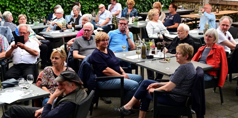 Am Freitagabend und am Samstag ist die Weinbar auf der Terrasse des Cafés Tudyka geöffnet.