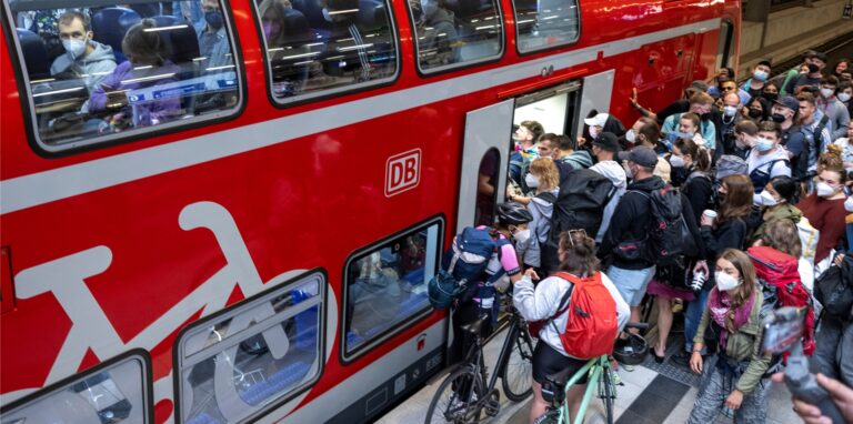 Zahlreiche Menschen, zum Teil mit Fahrrädern, steigen am Hauptbahnhof in einen Regionalzug der Linie RE5 nach Rostock.