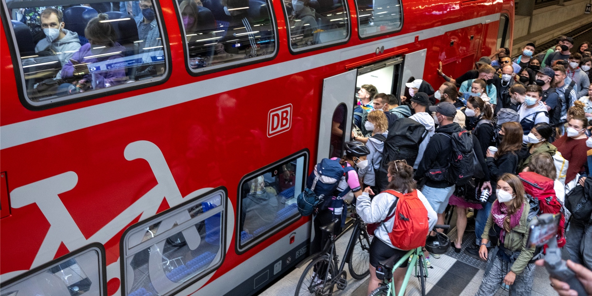 Zahlreiche Menschen, zum Teil mit Fahrrädern, steigen am Hauptbahnhof in einen Regionalzug der Linie RE5 nach Rostock.