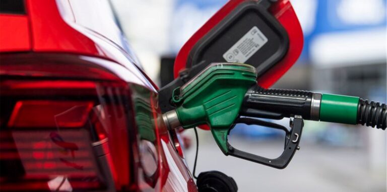 Eine Tankstelle in Berlin. Bis Ende August wird der Steuersatz für Benzin um fast 30 Cent, für Diesel um gut 14 Cent gesenkt – doch nicht alle profitieren gleich, zeigt eine neue Studie.