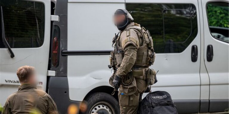 Beamte eines Spezialeinsatzkommandos (SEK) stehen neben einem Transporter: Zwei Wochen nach dem tödlichen Schuss bei der Kirmes in Lüdenscheid hat die Polizei eine Wohnung durchsucht und eine Person vorläufig festgenommen.